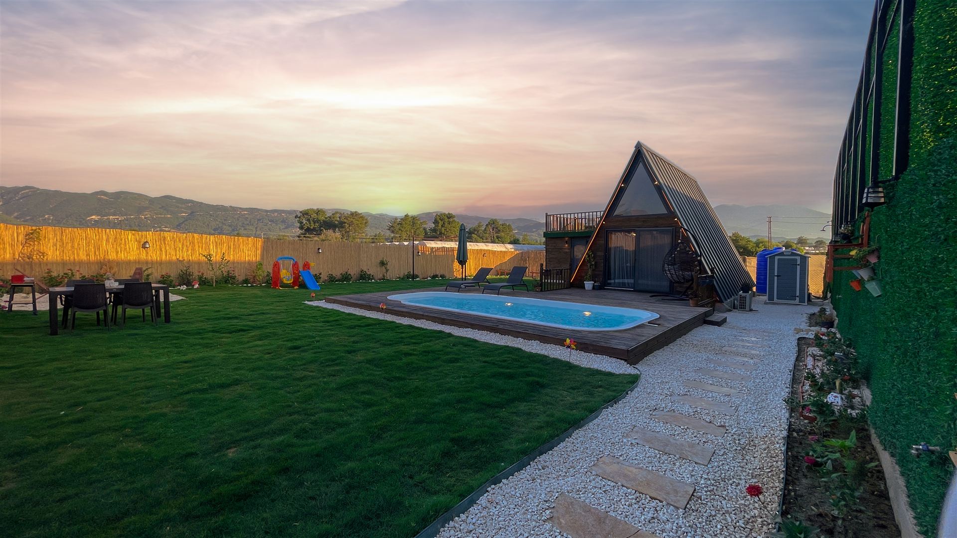 Kumsal Bungalov bahçe ve havuz