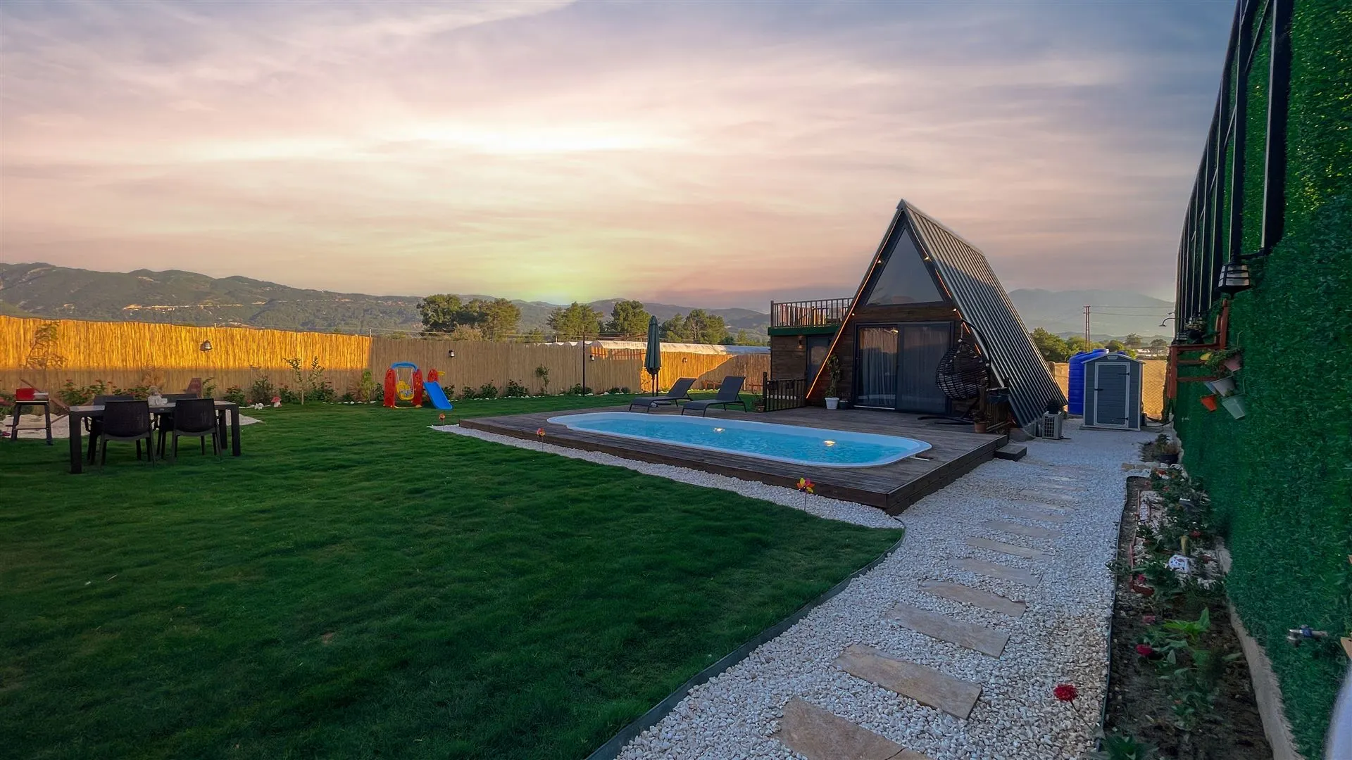 Private garden and pool of Kumsal Bungalov